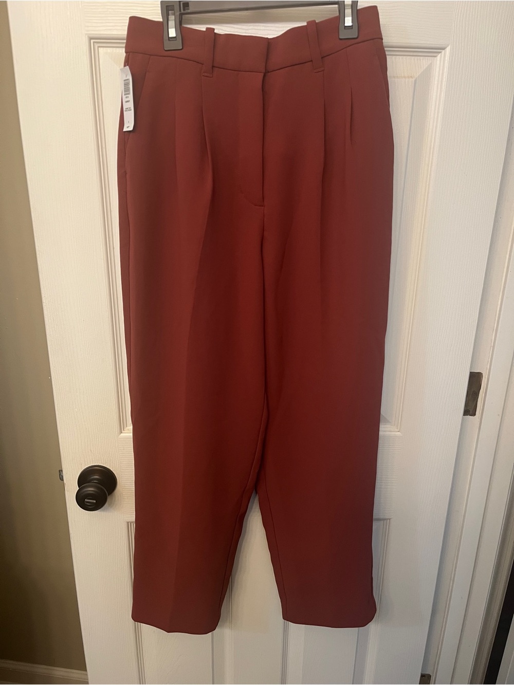 Aritzia Wilfred Women’s Carrot Trouser Pants in Garnet Red size 6. NWT